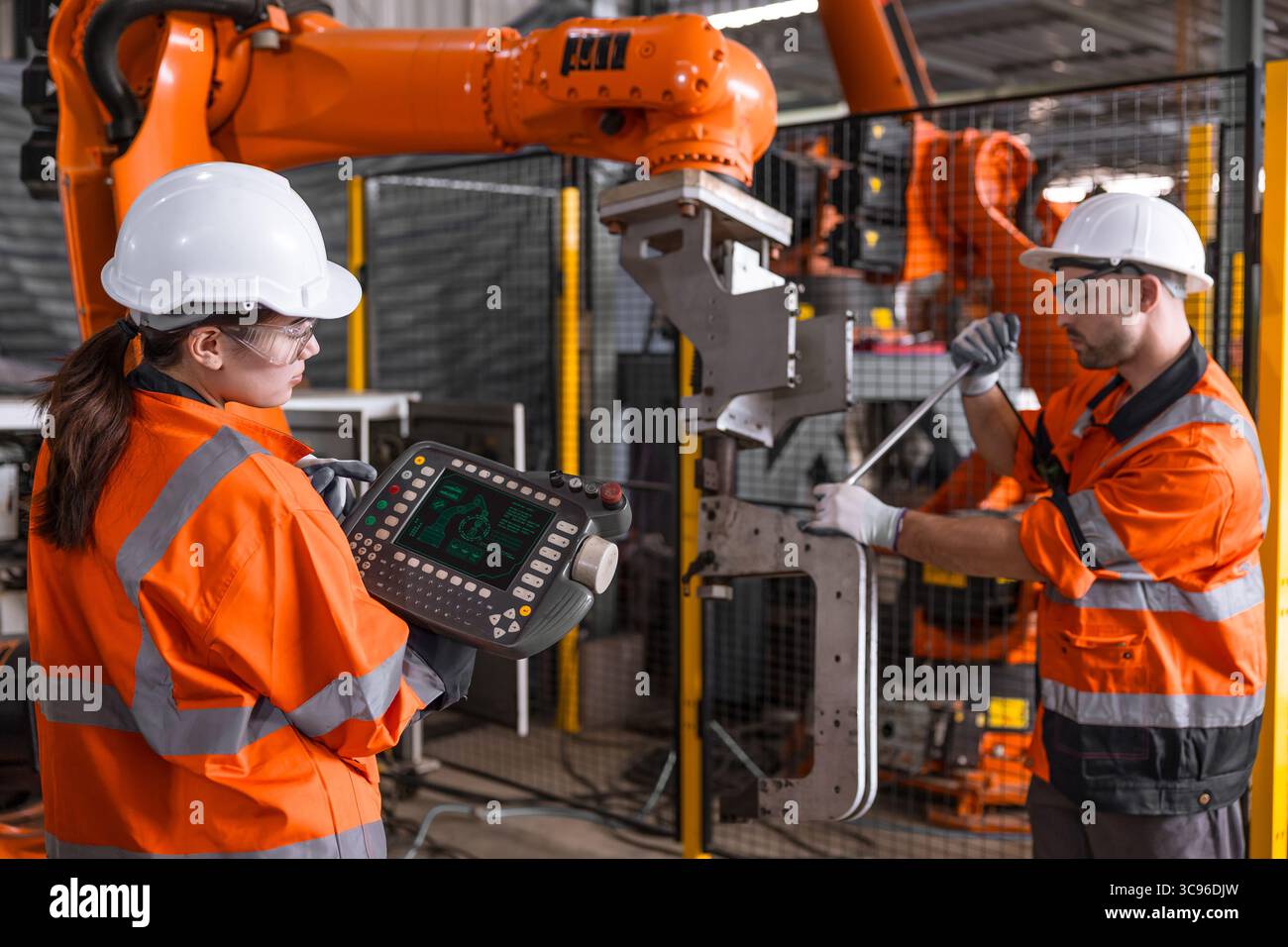 l'équipe d'ingénieur technicien fixe l'installation automatique de machine de bras de robot d'inspection de maintenance de service dans l'usine moderne. les ouvriers vérifient la réparation de réglage Banque D'Images