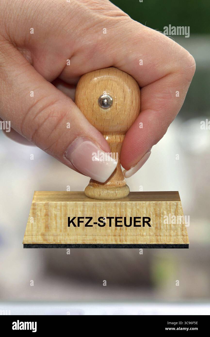 Main avec timbre, main de femme, inscription : KFZ-Steur, taxe sur les véhicules à moteur, taxe, taxe automobile, voiture, studio, basse-Saxe, République fédérale d'Allemagne Banque D'Images
