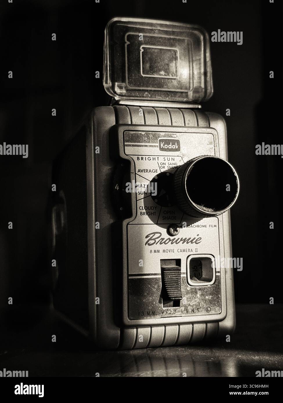 Ancienne Camera 8mm Ambassador avec son étui en cuir et