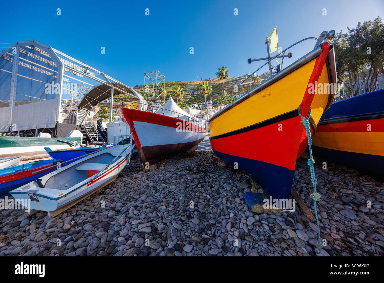 Bateaux portugais peints de couleurs vives sur la rive galbée de l'île de Madère. Photo de haute qualité Banque D'Images