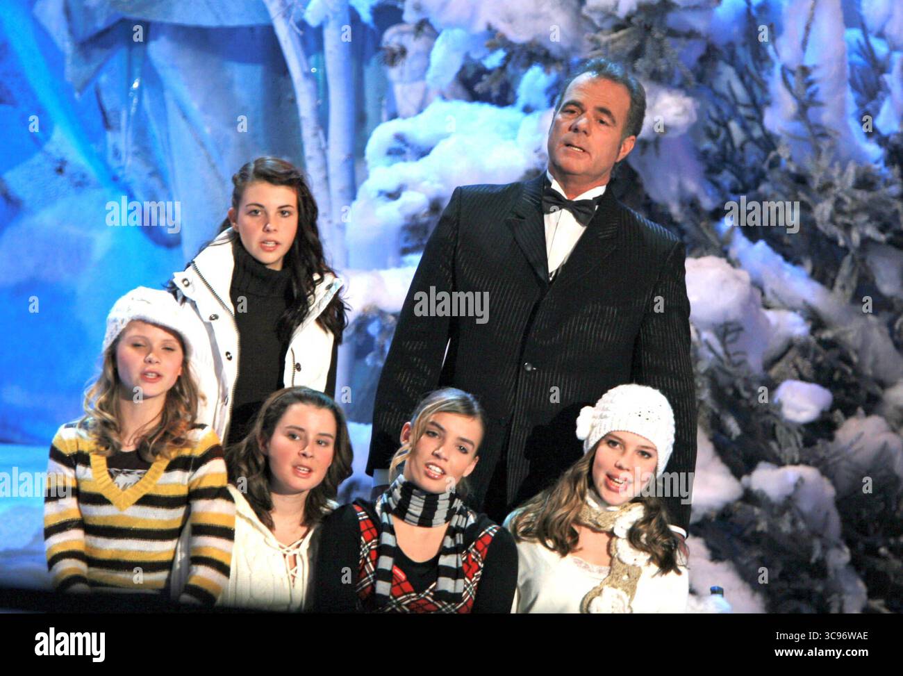 ARCHIV : Hein Heintje Simons Sänger Heintje Simons beim Weihnachtsfest der Überraschungen am 25.12.2007. ARCHIVAUFNAHME, Datum geschätzt 20250805JWM0004 *** ARCHIVE Hein Heintje Simons chanteur Heintje Simons au Festival de Noël des surprises le 25 12 2007 ARCHIVE RECORD, date estimée 20250805JWM0004 Banque D'Images
