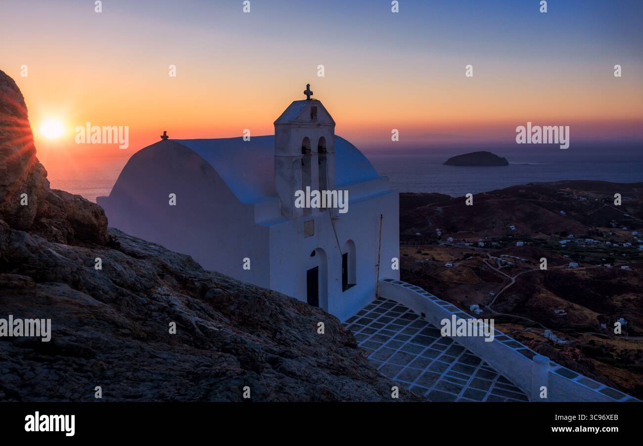 Lever de soleil sur une petite chapelle, Kato Chora, Serifos, Îles Cyclades, Grèce Banque D'Images