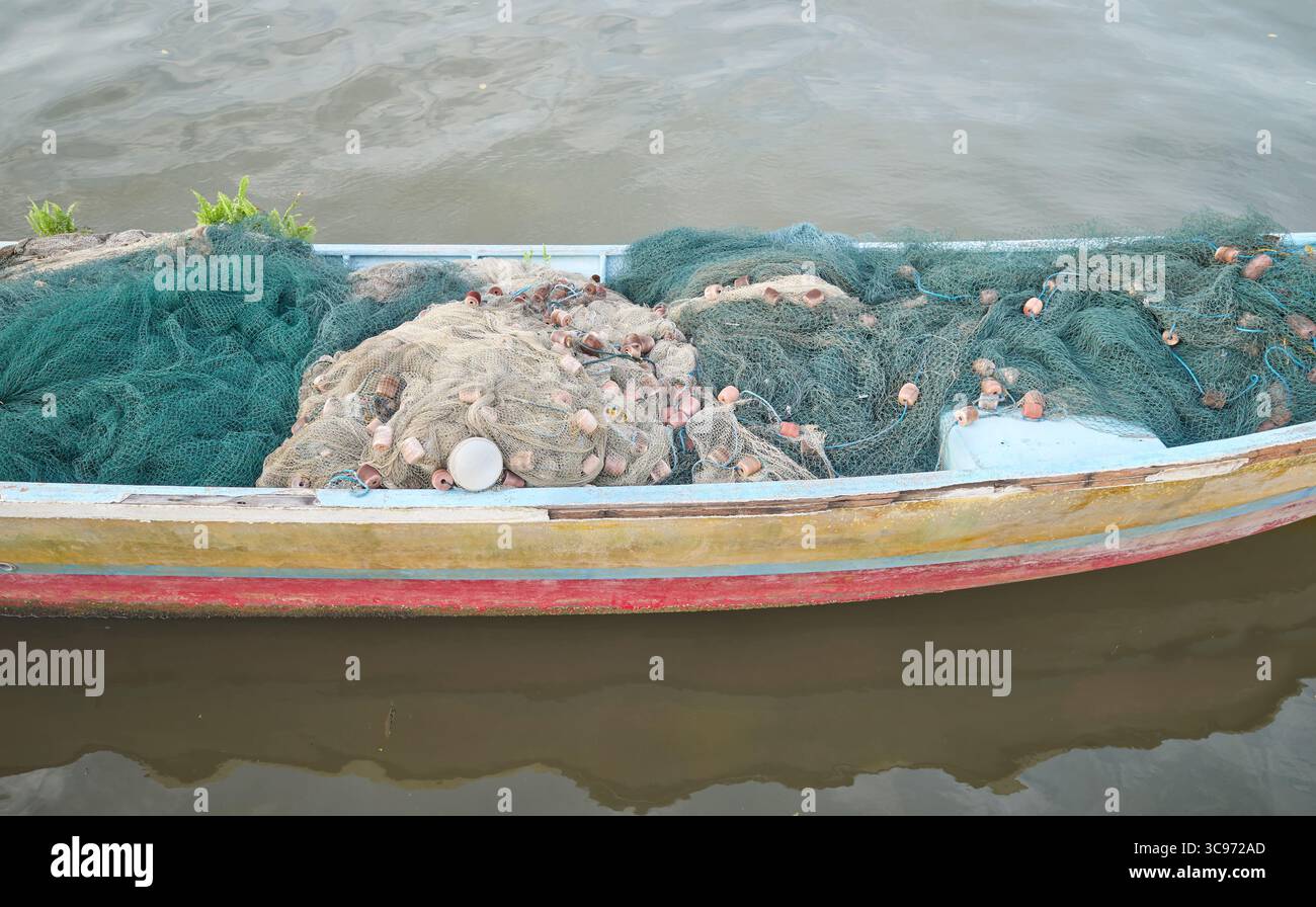 Filets de pêche dans un vieux bateau en bois. Banque D'Images