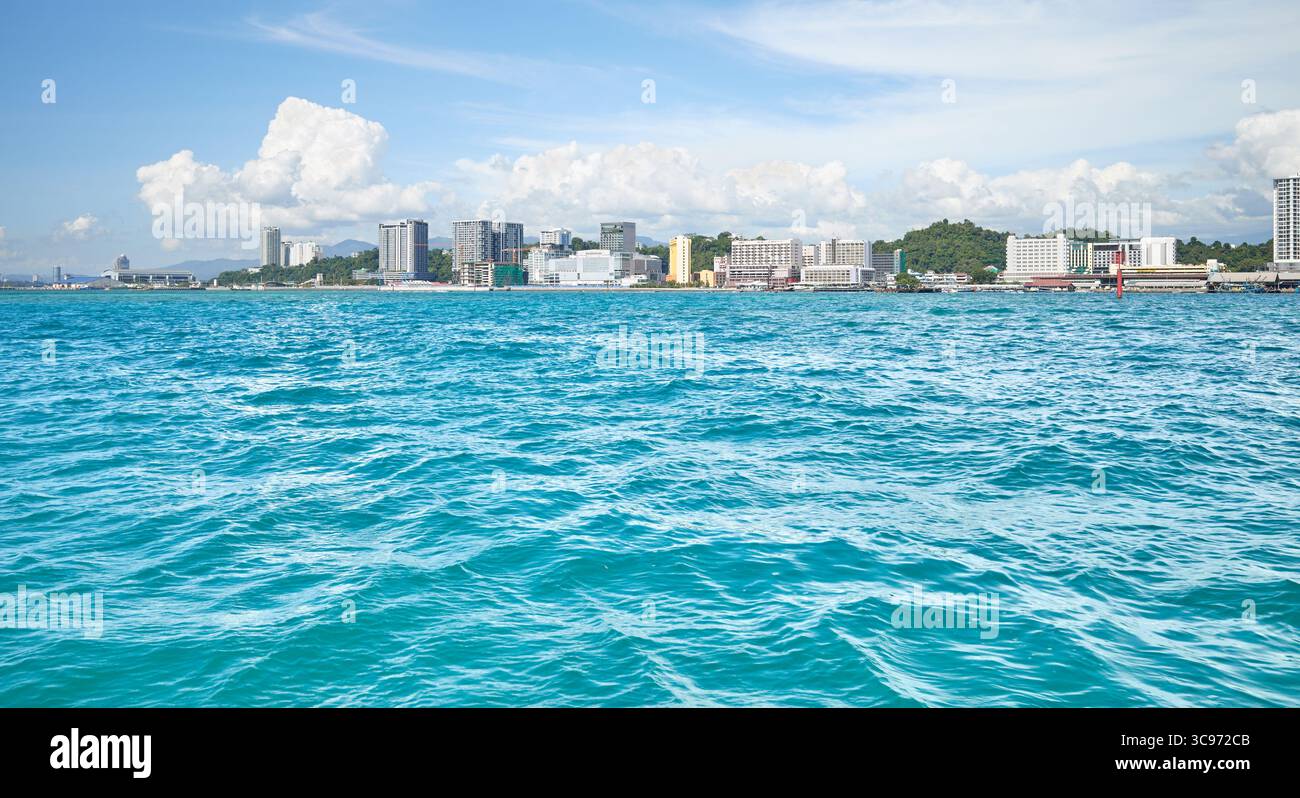 Kota Kinabalu City Waterfront vu de l'eau, Bornéo, Malaisie. Banque D'Images