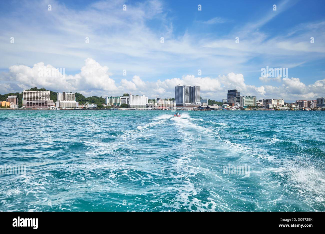 Kota Kinabalu City Waterfront vu de l'eau, Bornéo, Malaisie. Banque D'Images