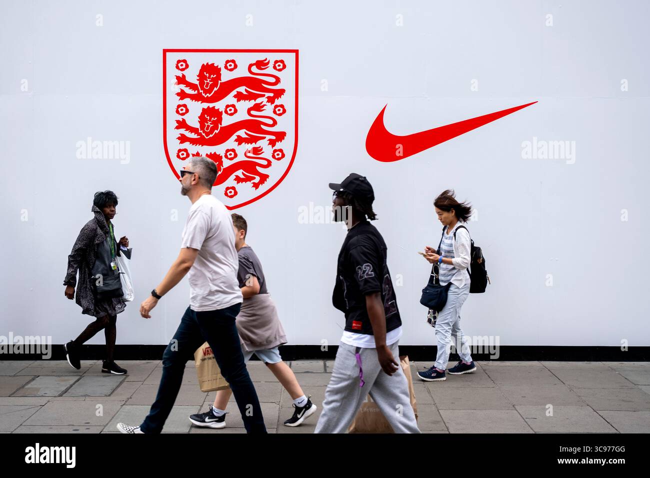 Lionesses affiche le logo Nike tick, un écusson anglais et le mot Home devant le magasin Nike d'Oxford Circus après la victoire des équipes d'Angleterre lors du tournoi de football Womens Euro 2025 le 3 août 2025 à Londres, au Royaume-Uni. Oxford Street est un grand centre commercial dans le West End de la capitale et est la rue commerçante la plus fréquentée d'Europe avec environ un demi-million de visiteurs quotidiens dans ses quelque 300 magasins, dont la majorité sont des magasins de mode et de vêtements de grande rue. Banque D'Images