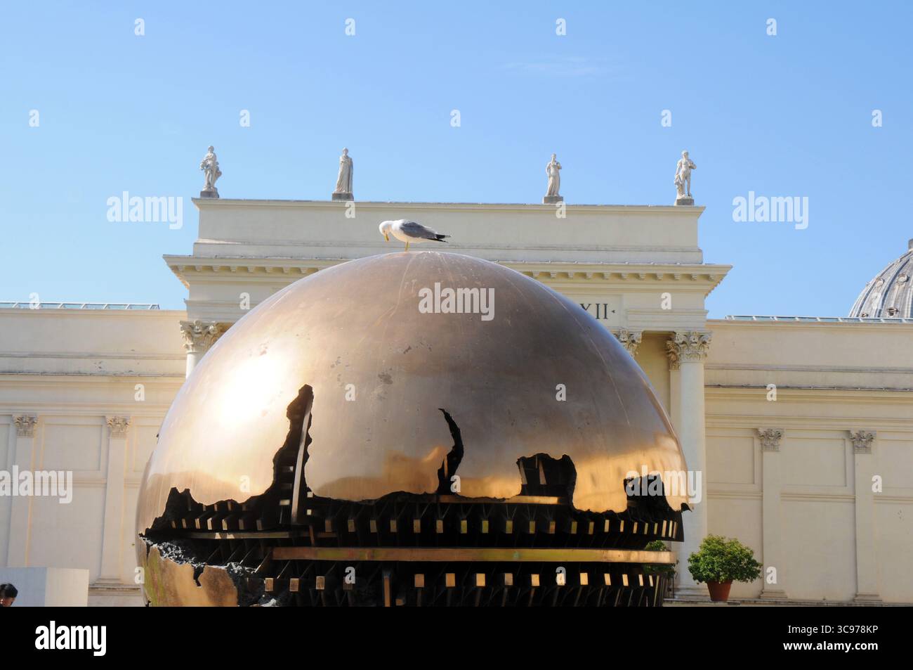 Sphère dans une sphère dans la cour de la pomme de pin dans la Cité du Vatican. Banque D'Images