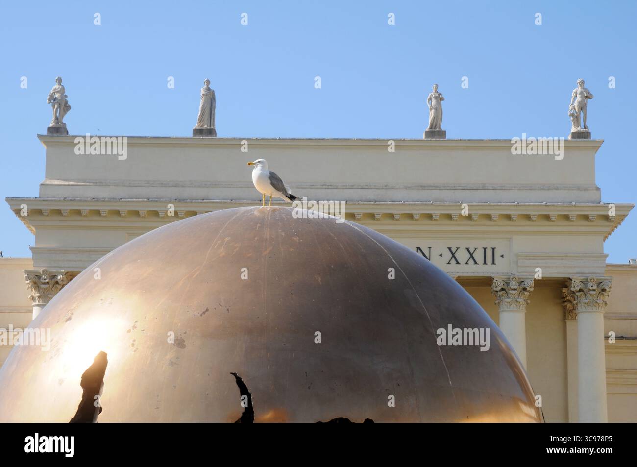 Sphère dans une sphère dans la cour de la pomme de pin dans la Cité du Vatican. Banque D'Images
