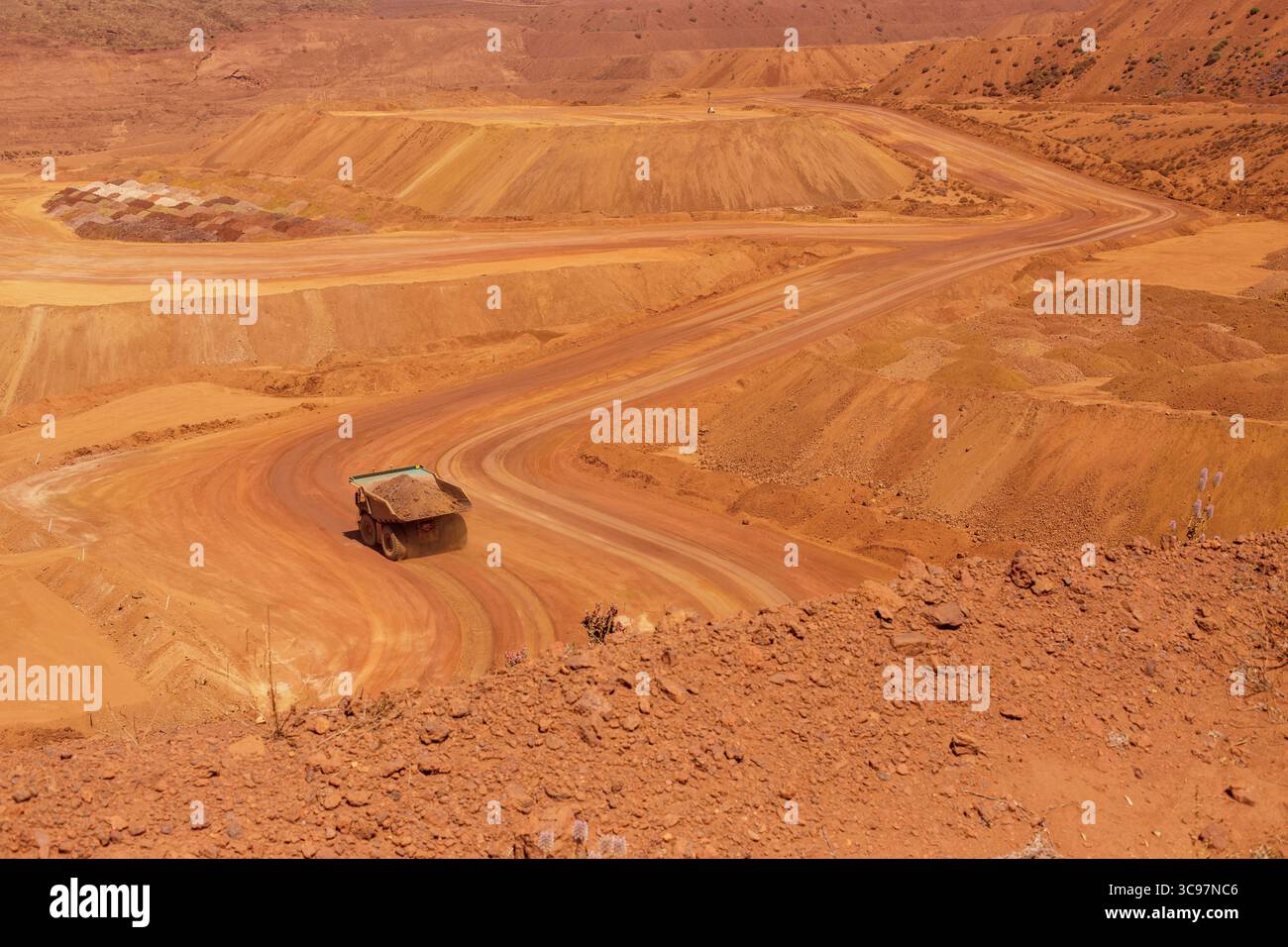 Mine de minerai de fer dans la région de Pilbara en Australie occidentale, camion de transport et excavation à ciel ouvert Banque D'Images