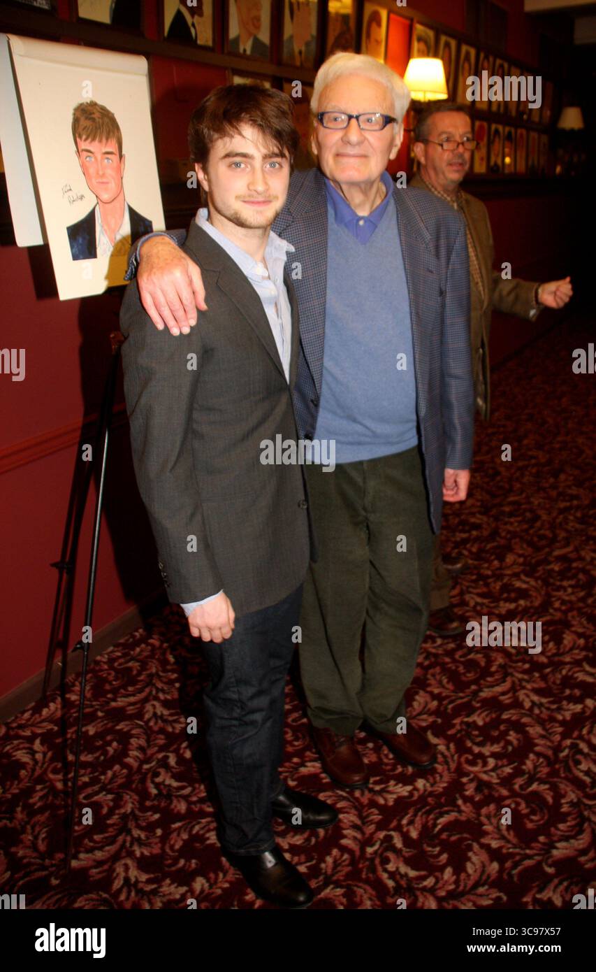 Daniel Radcliffe photographié avec Peter Shaffer alors qu'il dévoile sa caricature au repos de Sardi à New York - 29 janvier 2009 Banque D'Images