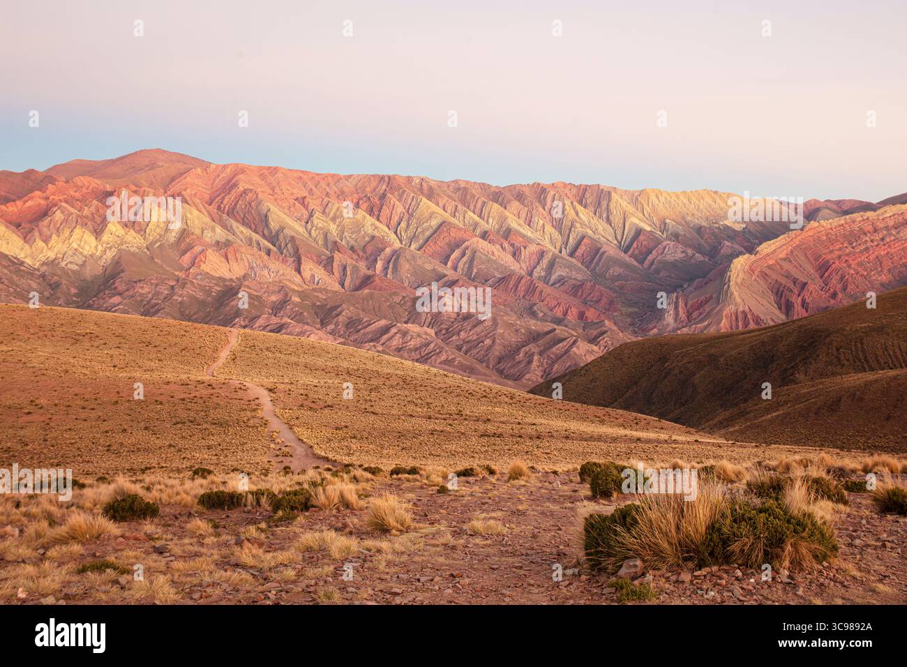 La montagne Hornocal de 14 couleurs au crépuscule, Humahuaca, Quebrada de Humahuaca, Jujuy, Nord-Ouest de l'Argentine. Banque D'Images