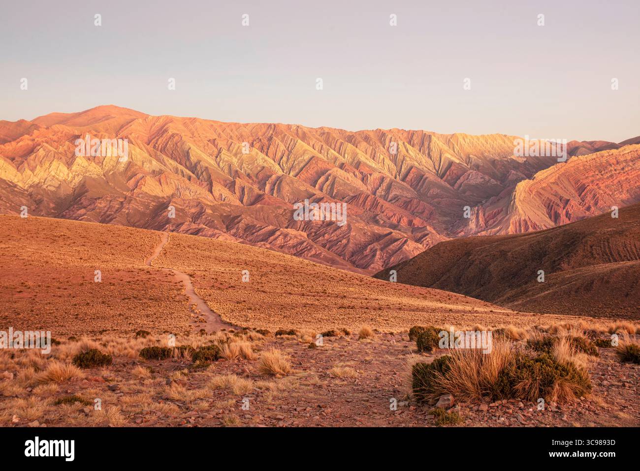 La montagne Hornocal de 14 couleurs au crépuscule, Humahuaca, Quebrada de Humahuaca, Jujuy, Nord-Ouest de l'Argentine. Banque D'Images