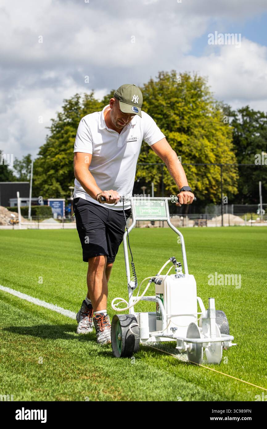 VELSEN, 05-08-2025, Buko Stadion, saison 2025/2026, football néerlandais Eredivisie . Le terrain et le stade Telstar sont en cours de préparation/modernisation pour le départ de l'Eredivisie. L'image montre les premières lignes dessinées sur le terrain d'herbe naturelle. Crédit : Pro Shots/Alamy Live News Banque D'Images
