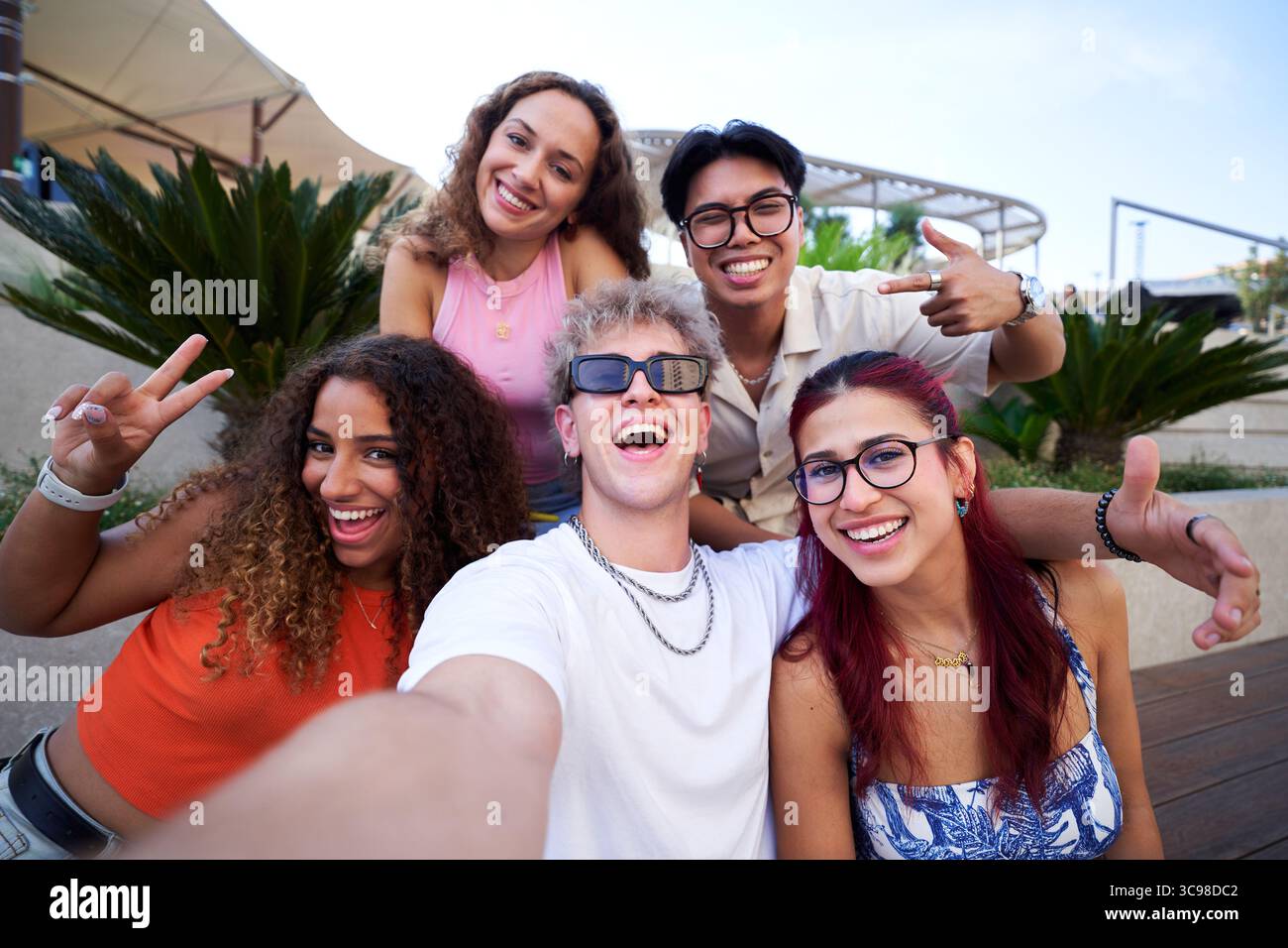 Groupe de jeunes amis heureux prenant un selfie à l'extérieur. Banque D'Images