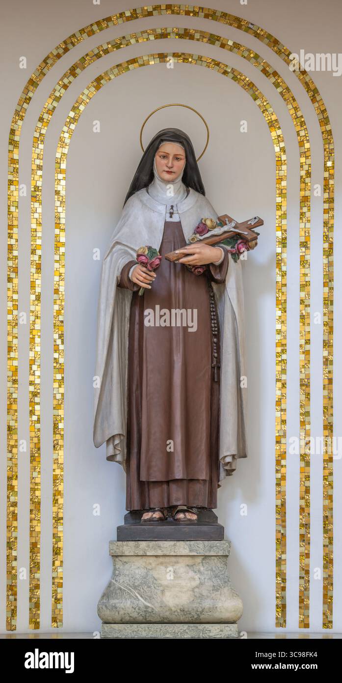 VIENNA, AUSTIRA - JULI 5, 2021 : la statue de Thérèse de l'enfant Jésus à Kalvarienbergkirche préparé Bartholomäus par artiste inconnu de 20. cent. Banque D'Images