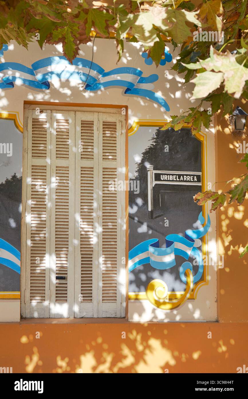 Peinture murale sur la façade extérieure d'un restaurant traditionnel bodegon à Uribelarrea, province de Buenos Aires, Argentine. Banque D'Images