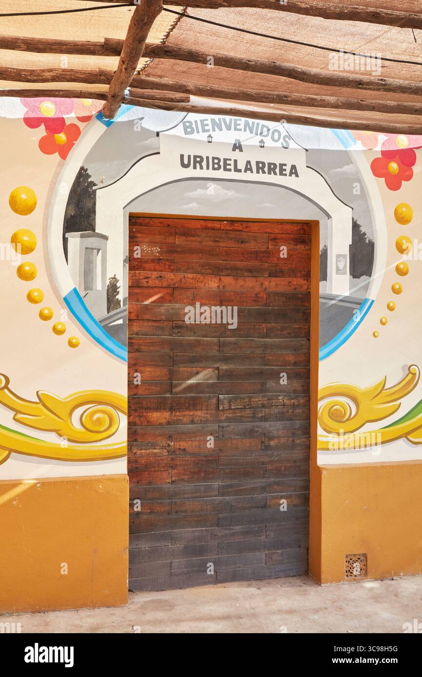Peinture murale sur la façade extérieure d'un restaurant traditionnel bodegon à Uribelarrea, province de Buenos Aires, Argentine. Banque D'Images
