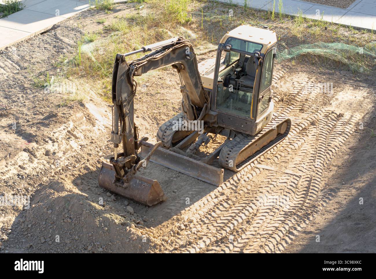 Excavatrice creusant sur un chantier de construction Banque D'Images