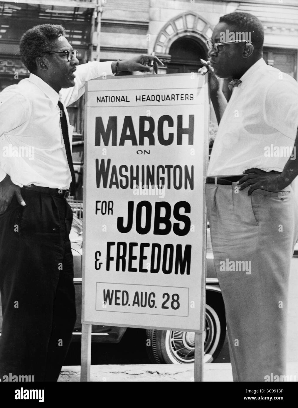 Bayard Rustin (à gauche) et Cleveland Robinson (à droite), organisateurs de la marche, le 7 août 1963 Banque D'Images