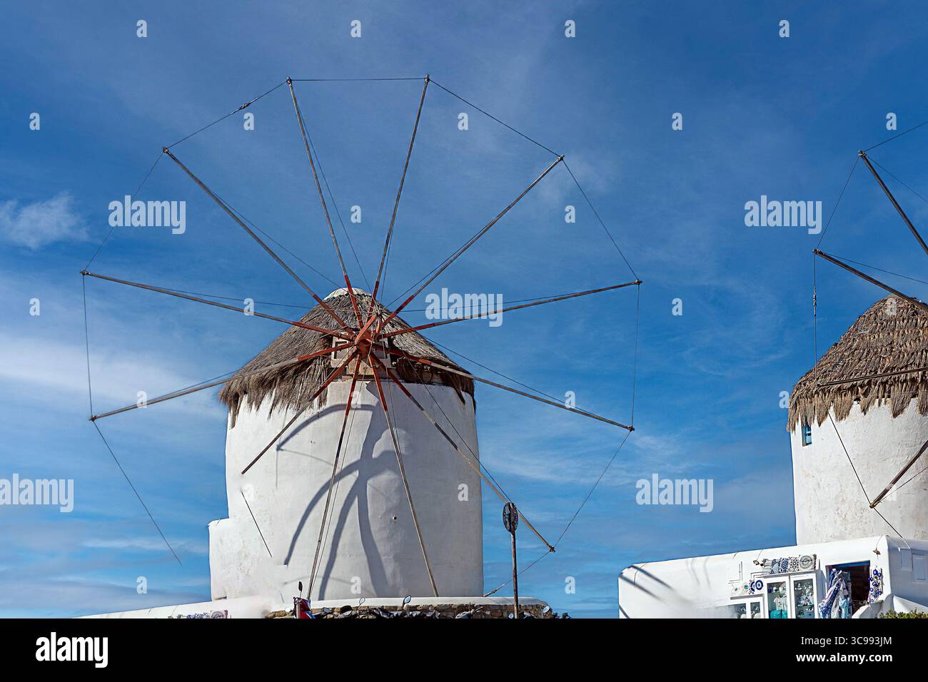 Moulins à vent sur l'île grecque de Mykonos pendant la journée d'été Banque D'Images