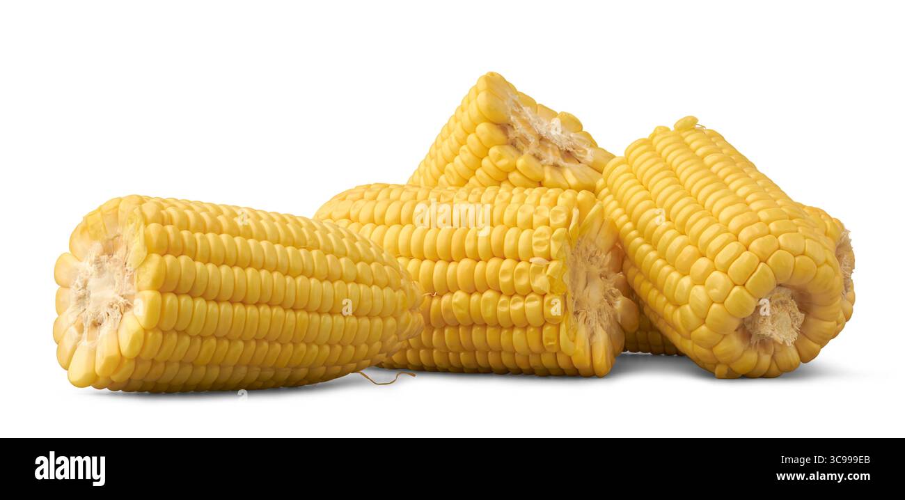 pile de maïs demi-craquelé ou de grains de maïs fond blanc isolé, légume amylacé populaire jaune vif pour les préparations culinaires, vue de dessus Banque D'Images