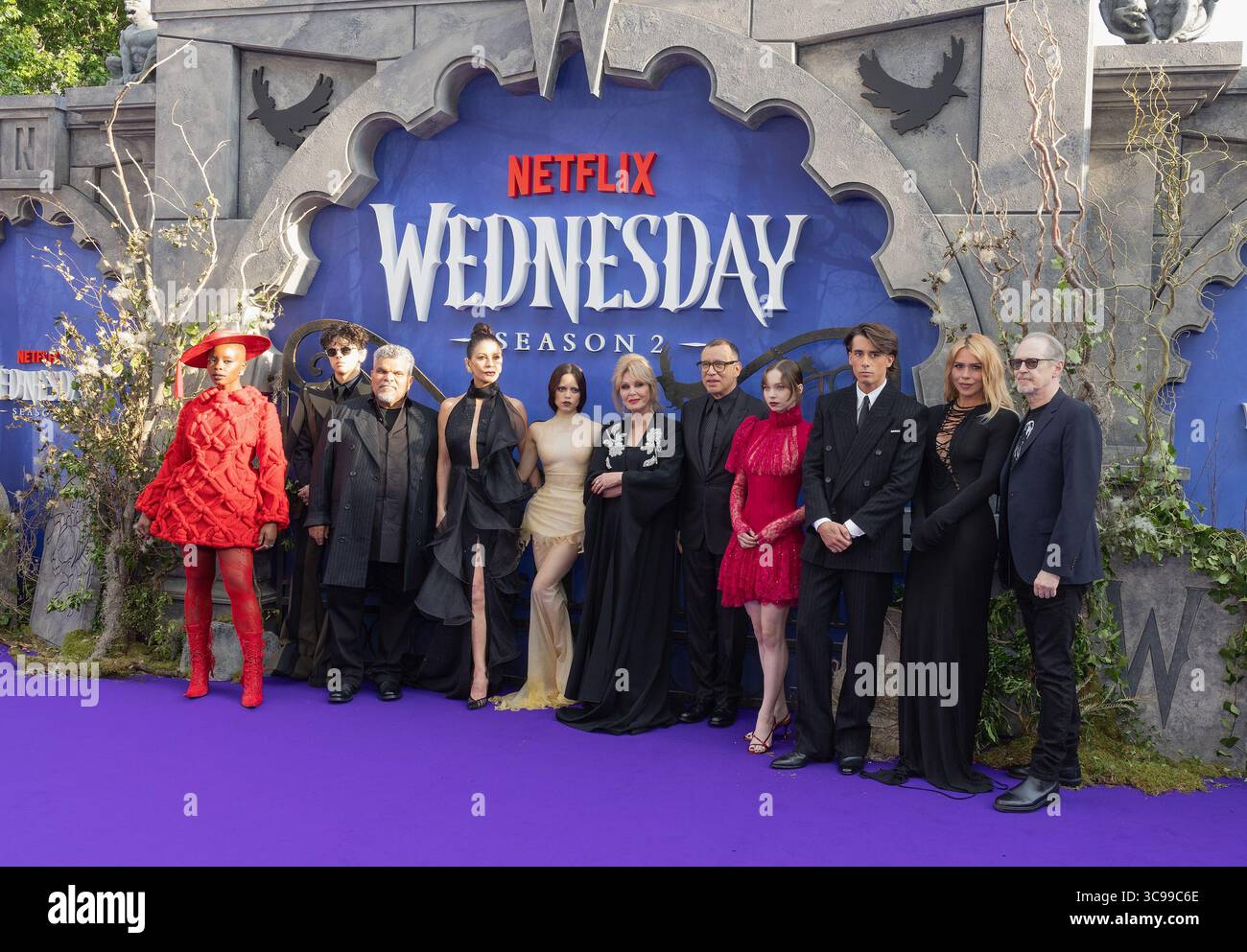 Londres, Royaume-Uni. 30 juillet 2025. Alfred Gough, Miles Millar, Joy Sunday, Isaac Ordonez, Luis Guzman, Catherine Zeta-Jones, Jenna Ortega, Joanna Lumley, Fred Armisen, Emma Myers, Georgie Farmer, Billie Piper, Steve Buscemi et Tim Burton assistent aux premières arrivées de la série S2 Netflix TV au Westminster Central Hall, 30 juillet 2025 à Londres, Angleterre, Royaume-Uni. Crédit : S.A. / Alamy Live News Banque D'Images