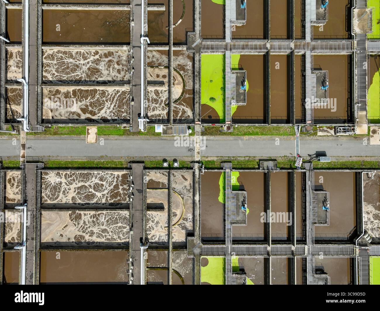 Allemagne - traitement des eaux usées dans une station d'épuration, clarificateur avec des eaux usées brunes (photo symbolique). La première étape de purification d'un wa Banque D'Images