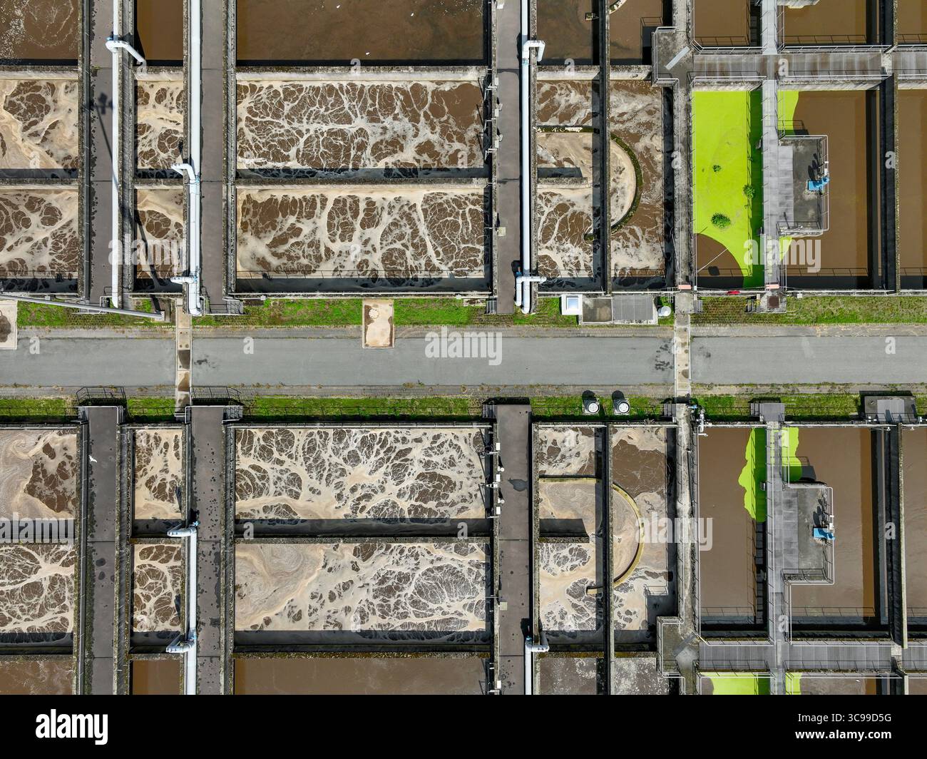 Allemagne - traitement des eaux usées dans une station d'épuration, clarificateur avec des eaux usées brunes (photo symbolique). La première étape de purification d'un wa Banque D'Images
