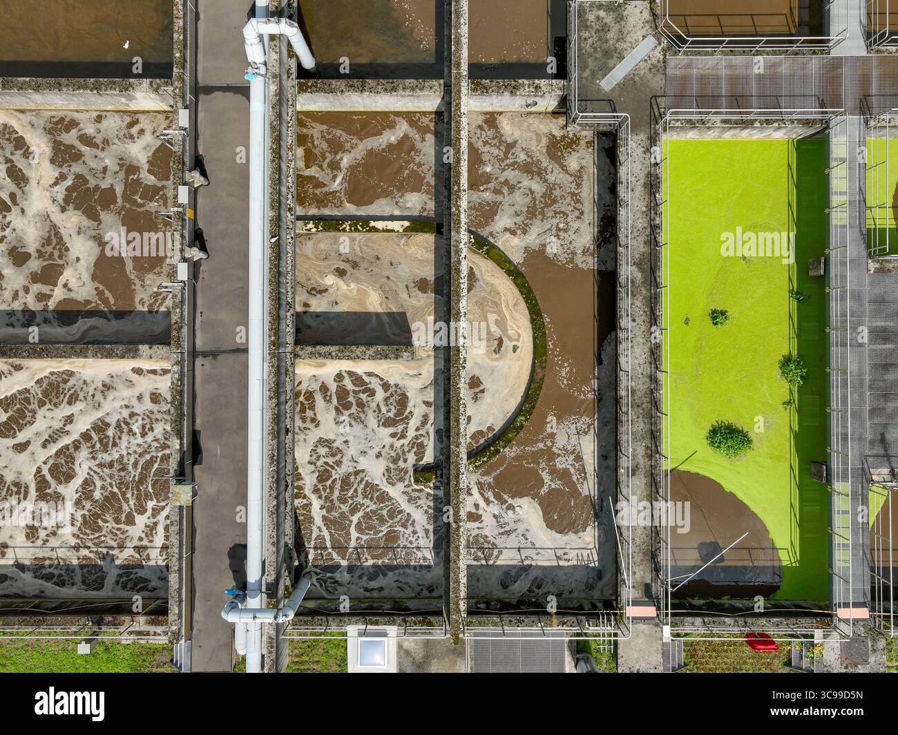 Allemagne - traitement des eaux usées dans une station d'épuration, clarificateur avec des eaux usées brunes (photo symbolique). La première étape de purification d'un wa Banque D'Images