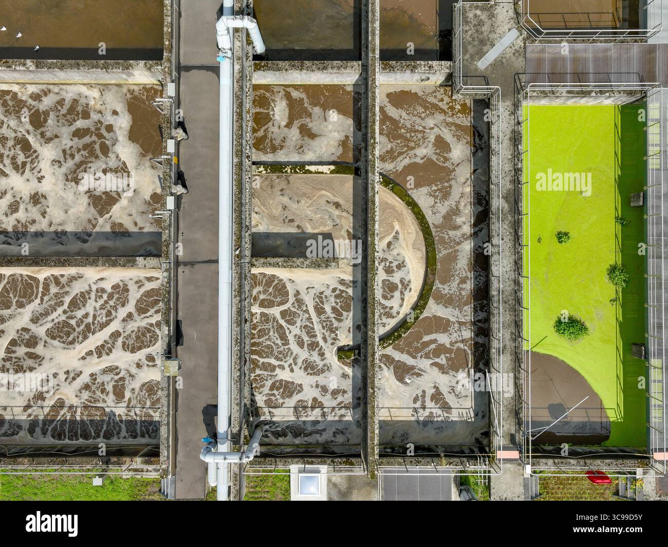 Allemagne - traitement des eaux usées dans une station d'épuration, clarificateur avec des eaux usées brunes (photo symbolique). La première étape de purification d'un wa Banque D'Images