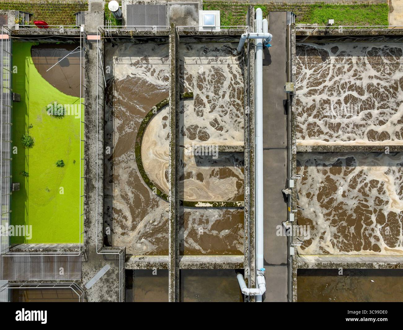 Allemagne - traitement des eaux usées dans une station d'épuration, clarificateur avec des eaux usées brunes (photo symbolique). La première étape de purification d'un wa Banque D'Images