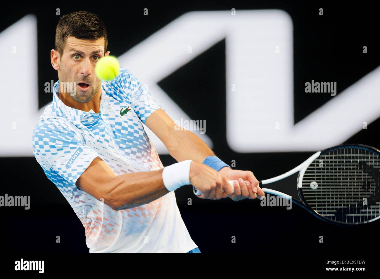 27 janvier 2023 : 4e Seed NOVAK DJOKOVIC de Serbie en action contre TOMMY PAUL des États-Unis sur Rod laver Arena dans un match de demi-finale en simple masculin le jour 12 de l'Open d'Australie 2023 à Melbourne, Australie. Sydney Low/Cal Sport Media (crédit image : © Sydney Low/CSM via ZUMA Press Wire) Banque D'Images
