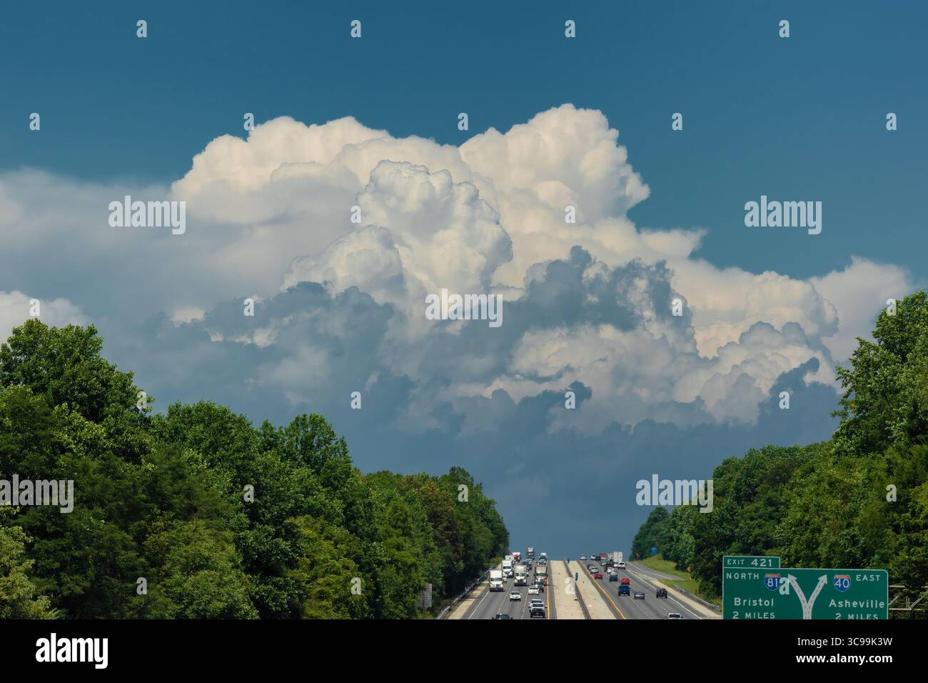 Kingsport, Tennessee4, États-Unis - 15 juillet 2023 : des nuages orageux se développent près de l'échangeur I-81 et I-40. Banque D'Images