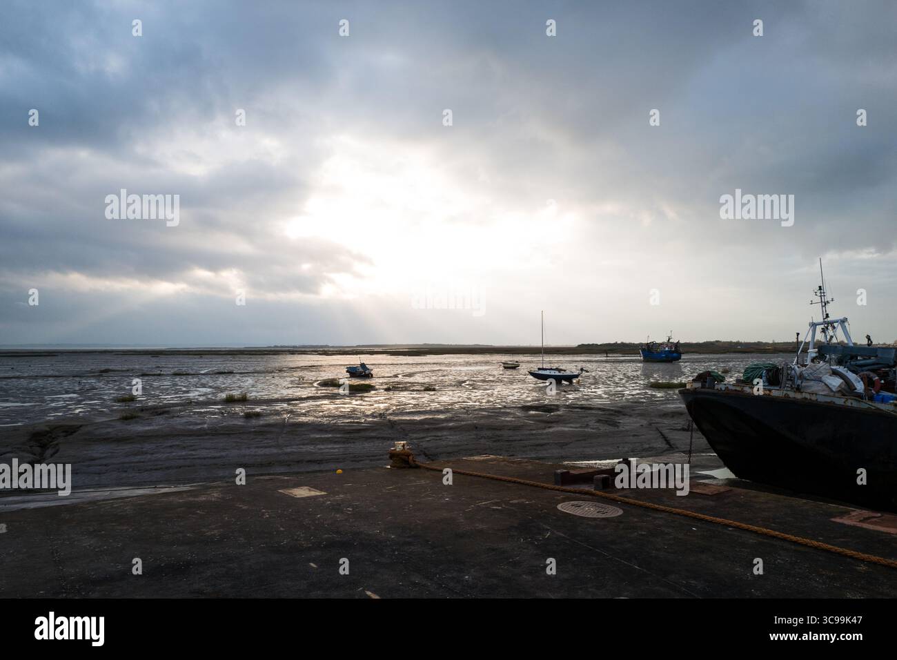 Leigh-on-Sea Angleterre Essex au Royaume-Uni par les bateaux de la baie de la mer ruines des jours gris plage et des bateaux Banque D'Images