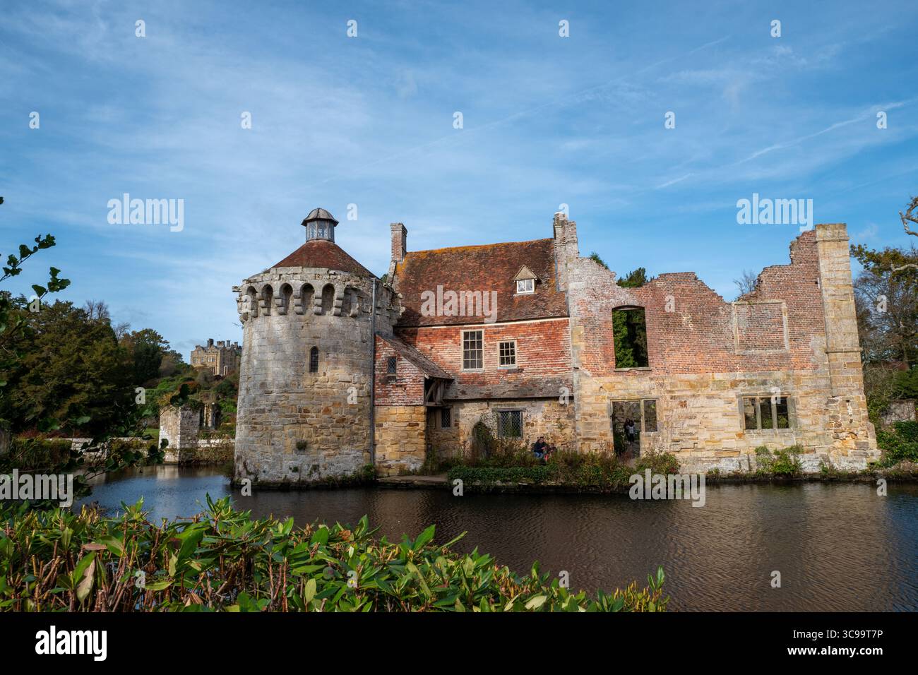 Les ruines du château de Scotney et le manoir victorien dans de vastes bois et parcs avec des sentiers et une ferme de houblon du château du XIVe siècle du National Trust Banque D'Images
