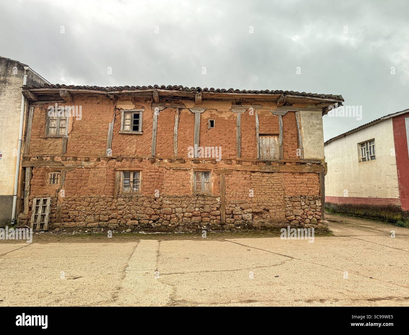 Ancienne maison en adobe avec paille, murs de boue et poutres en bois dans un village espagnol. Banque D'Images
