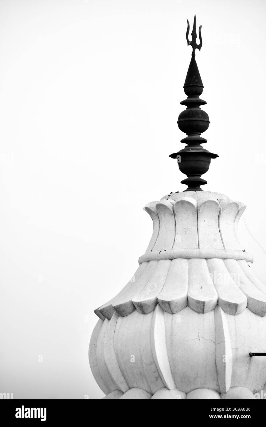 Majestueux et complexes, les temples de style Nagara sont hauts avec des shikharas curvilignes, des sculptures ornées et une symétrie divine reflétant l'ancien indien Banque D'Images