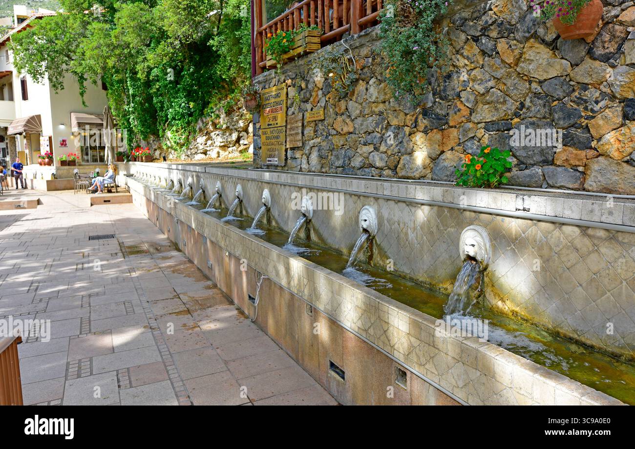 Ville de Spili, fontaine de Kefalovrisi. Réthymnon, Crète, Grèce. Banque D'Images