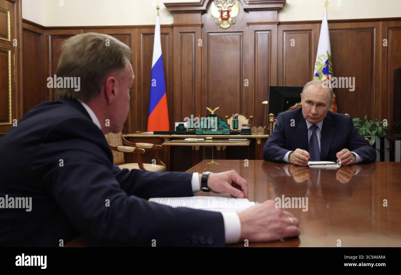 Moscou, Russie. 05 août 2025. Le président russe Vladimir Poutine, à droite, écoute Igor Shuvalov, président de la société russe de développement d'Etat VEB.RF, livrer son rapport lors d'une réunion en face à face au Kremlin, le 5 août 2025 à Moscou, en Russie. Crédit : Mikhail Metzel/Kremlin Pool/Alamy Live News Banque D'Images