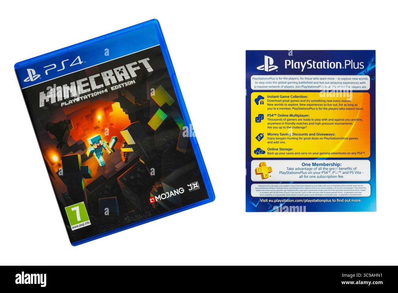 Jeu PlayStation PS4 - jeu vidéo Minecraft avec informations PlayStation plus informations sur l'abonnement isolé sur fond blanc Banque D'Images