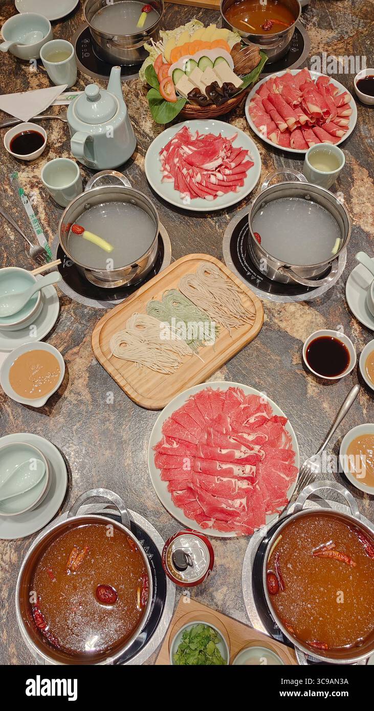 Ingrédients de chaudronnière mongole, y compris la viande finement tranchée, les nouilles, les légumes et le bouillon, prêts à la cuisson, Mongolie Banque D'Images