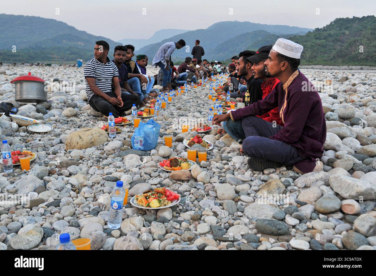 11 avril 2023, Sylhet, Bangladesh : à la tombée du crépuscule, les membres du club de photgraphie Companygonj dégustent un repas iftar sur les rochers du Bholaganj Sada Pathor de Sylhet près de la frontière indienne. Bholaganj Sada Pathar est l'une des plus belles destinations touristiques de Sylhet. Il est situé à la source de la rivière Dhalai à Companiganj. (Crédit image : © MD Rafayat Haque Khan/ZUMA Press Wire) Banque D'Images