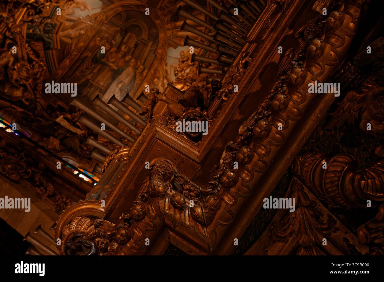 Des tuyaux d'orgue dorés complexes et des sculptures baroques à l'intérieur de la cathédrale de Braga Banque D'Images