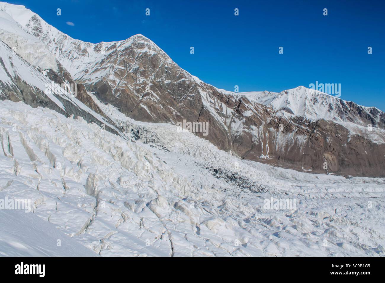 Montagnes enneigées autour de Lenin Peak ou Ibn Sina Avicenna Peak, paysage de haute altitude, chaîne du Pamir, terrain accidenté, vue sur le glacier, climat froid Banque D'Images