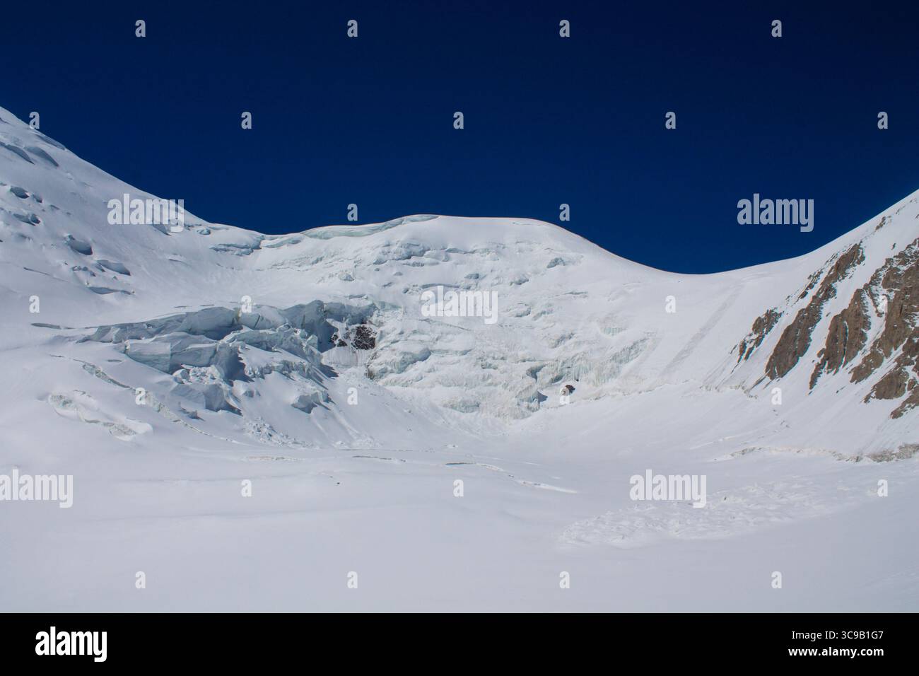 Montagnes enneigées autour de Lenin Peak ou Ibn Sina Avicenna Peak, paysage de haute altitude, chaîne du Pamir, terrain accidenté, vue sur le glacier, climat froid Banque D'Images