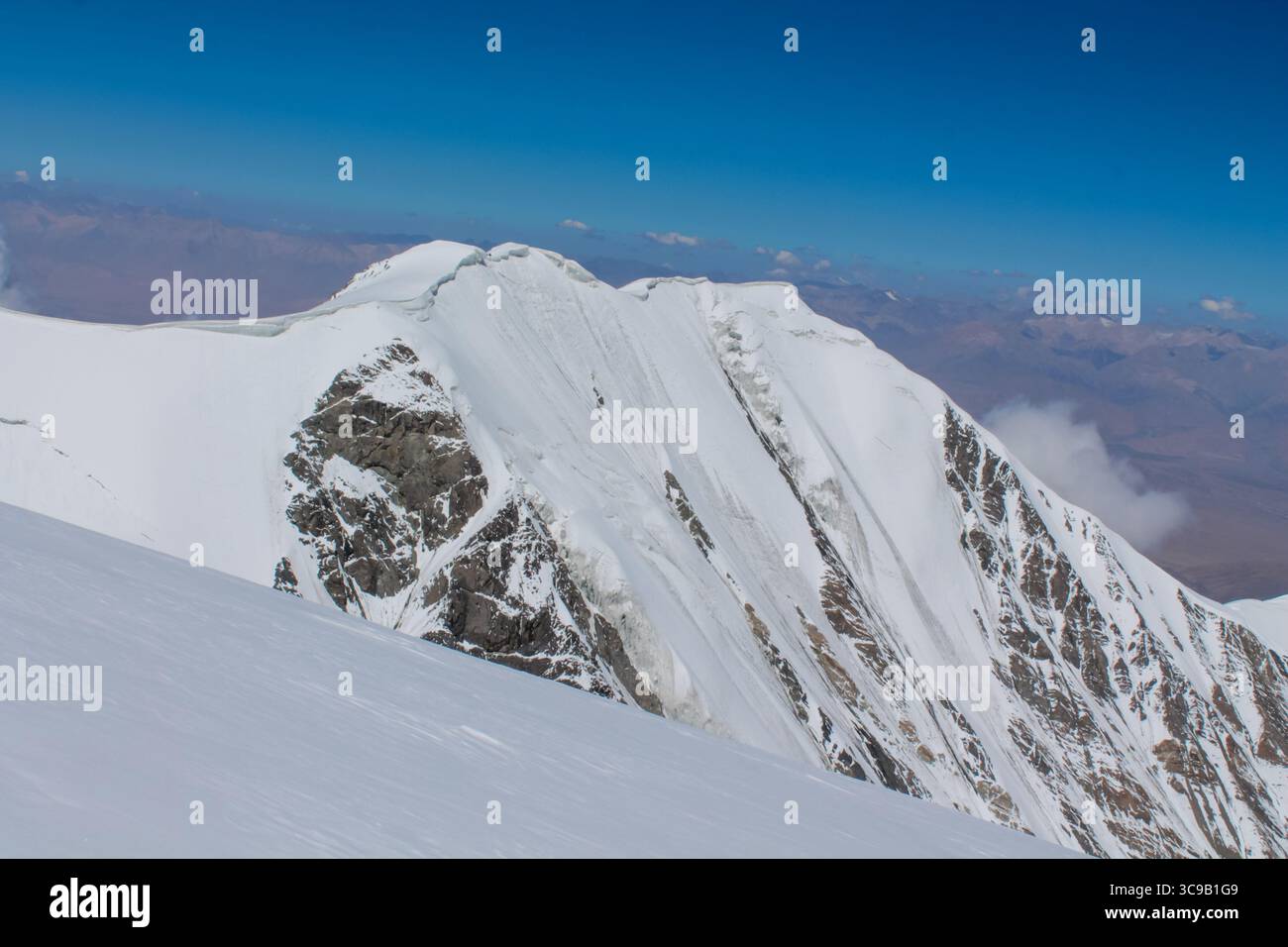 Montagnes enneigées autour de Lenin Peak ou Ibn Sina Avicenna Peak, paysage de haute altitude, chaîne du Pamir, terrain accidenté, vue sur le glacier, climat froid Banque D'Images