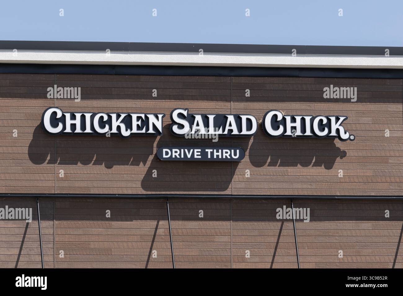 Avon - 3 août 2025 : Chicken Salad Chick, restaurant décontracté rapide. Salade de poulet Chick propose une douzaine de variétés de salade de poulet par jour. Banque D'Images