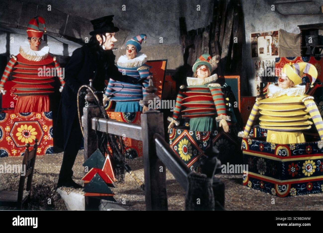 Chitty Chitty Bang Bang est un film musical fantastique pour enfants réalisé par Ken Hughes et produit par Albert R. Broccoli, sorti en 1968. Il met en vedette Dick Van Dyke, Sally Ann Howes, Lionel Jeffries, Gert Fröbe, Anna Quayle, Benny Hill, James Robertson Justice, Robert Helpmann, Heather Ripley et Adrian Hall. Le film est basé sur le roman pour enfants de 1964 Chitty-Chitty-Bang-Bang : la voiture magique de Ian Fleming, avec un scénario co-écrit par Hughes et Roald Dahl. Banque D'Images