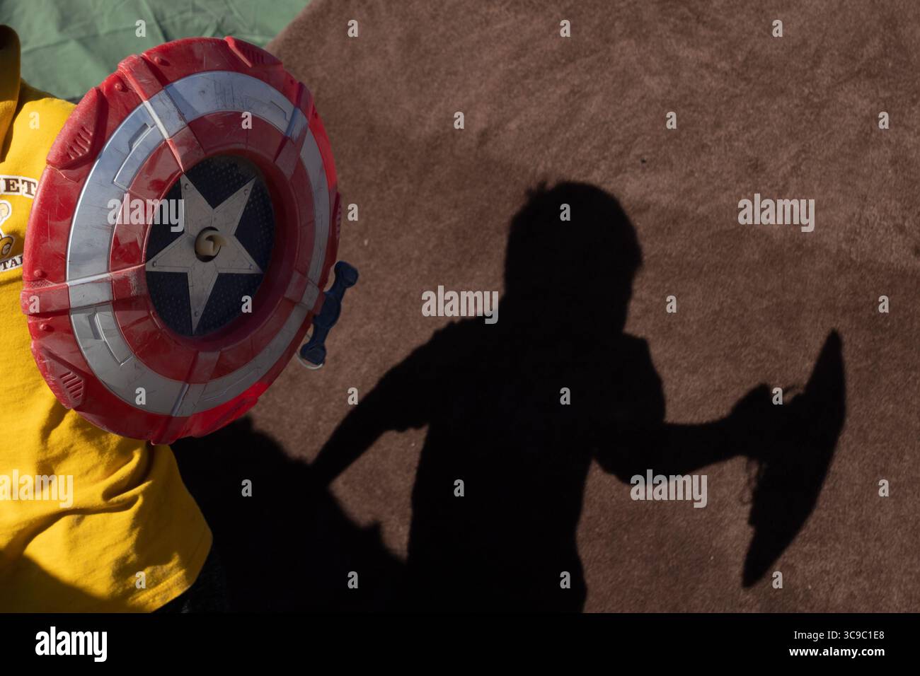 8 novembre 2022, juarez, chihuahua, mexique : un enfant migrant joue avec un bouclier Captain America dans un camp de fortune où il attend l'élimination du titre 42 aux États-Unis (crédit image : © David Peinado/ZUMA Press Wire) Banque D'Images