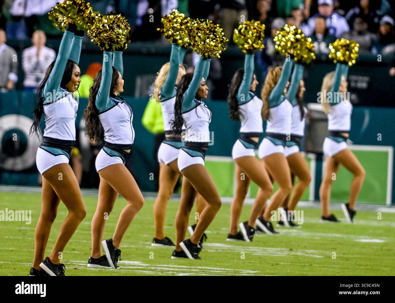 16 octobre 2022, Philadelphie, PA, États-Unis : 16 octobre 2022 : Philadelphia Cheerleaders lors du match de football NFL entre les Cowboys de Dallas et les Eagles de Philadelphie au Lincoln Financial Field à Philadelphie, en Pennsylvanie. Scott Serio/Cal Sport Media (crédit image : © Scott Serio/CSM via ZUMA Press Wire) Banque D'Images